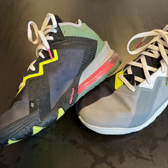 Nike LeBron James Tune Squad Basketball Shoes - Picture 2 of 6